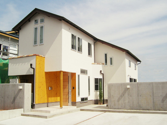 白いヨーロピアンの家 施工例 画像1